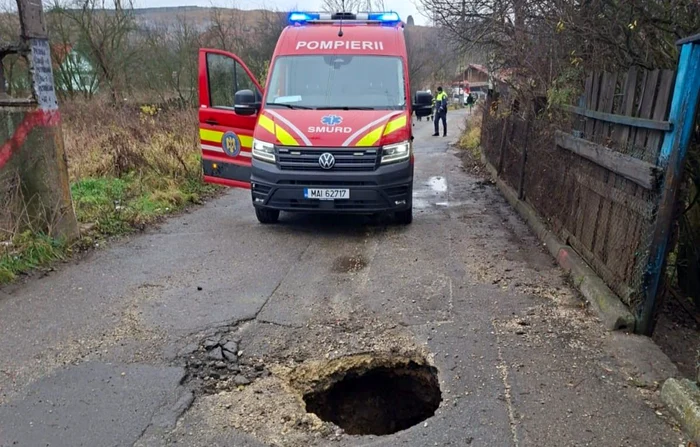 Două persoane au căzut în groapă Foto: ISU Hunedoara
