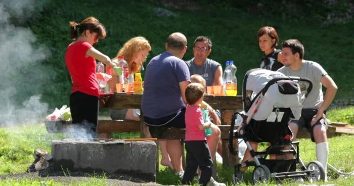 Botosanenii vor frige mitetii unde vor gasi loc pentru gratar FOTO Adevarul Arhiva