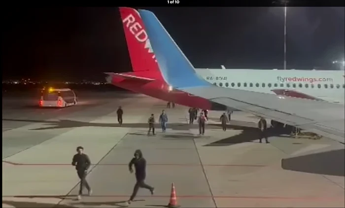 Bărbați au luat cu asalt pista și au încercat sî ajungă la pasageri FOTO Arhivă