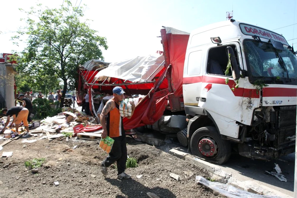 Imagini cu TIR-ul care a intrat în casa unui ieşean
