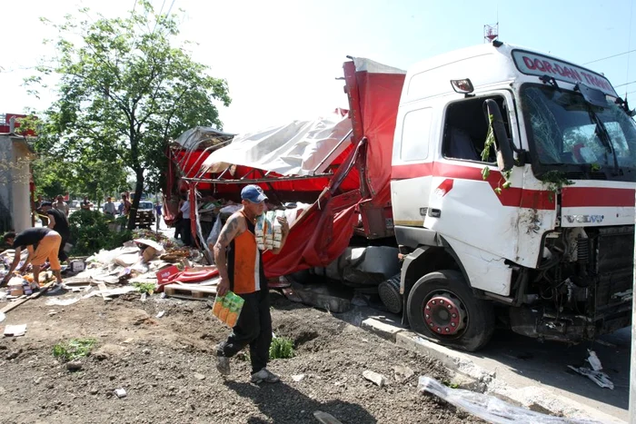 Imagini cu TIR-ul care a intrat în casa unui ieşean