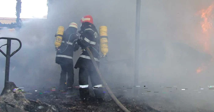 Pompierii ai intervenit trei ore ca să lichideze incendiul