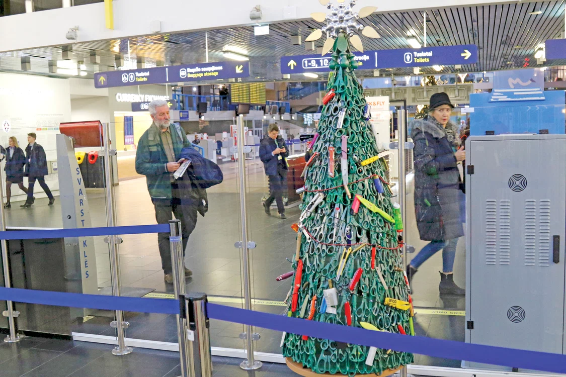 
    Pomul de Crăciun  de la aeroport este  decorat cu cuţite,  foarfeci şi alte  obiecte interzise la  bordul avioanelor  