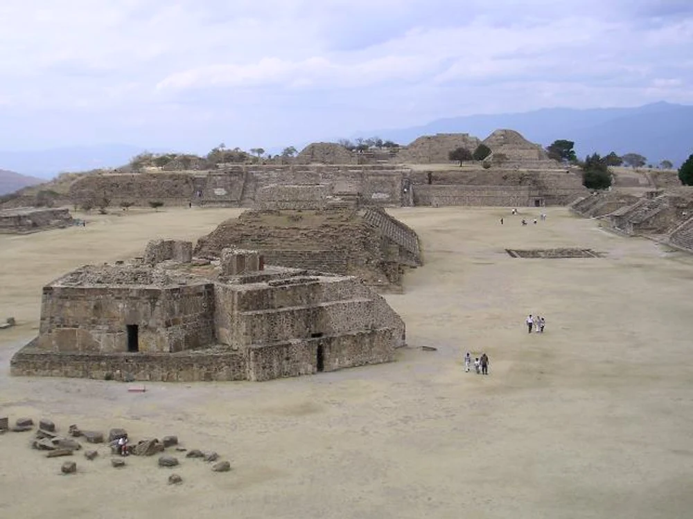 Monte Albán. Platforma Sudică, cu Clădirea J în prim-plan (© Hajor / Wikimedia Commons)