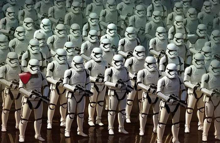 Daniel Craig este soldat al Imperiului în "Războiul Stelelor", deci este greu de recunoscut