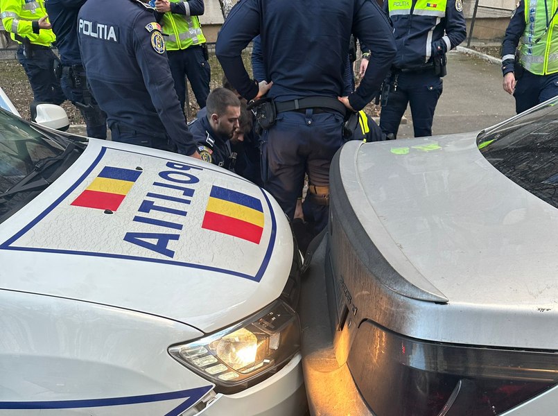 Șofer urmărit pentru că nu a oprit la semnal: era drogat și a lovit mașina poliției 