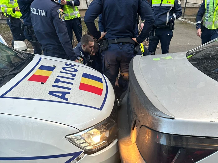 Șoferul a lovit mașina poliției FOTO: Poliția Capitalei