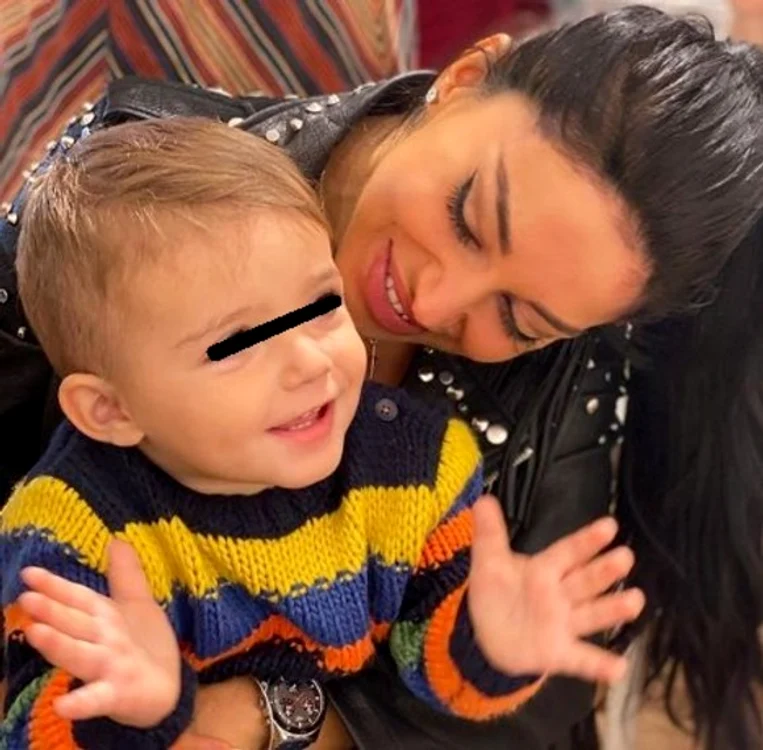 Elena Ionescu alături de băiețelul ei, Răzvan 