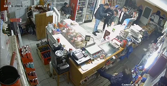 Bărbatul a ajuns la spital cu mai multe răni FOTO Captură video