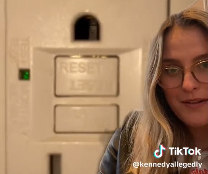 O femeie a descoperit o cameră ascunsă în baia unei case pe care a închiriat-o prin Airbnb - VIDEO