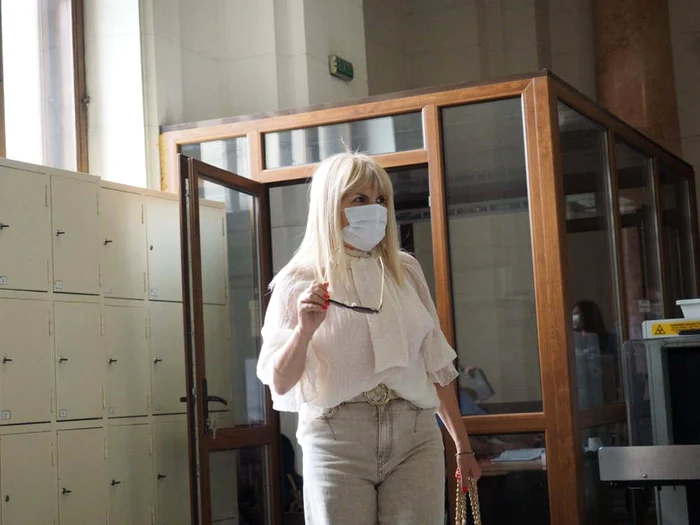 Elena Udrea a apărut în fața instanței de judecată îmbrăcată în crem, o culoare discretă și cuminte