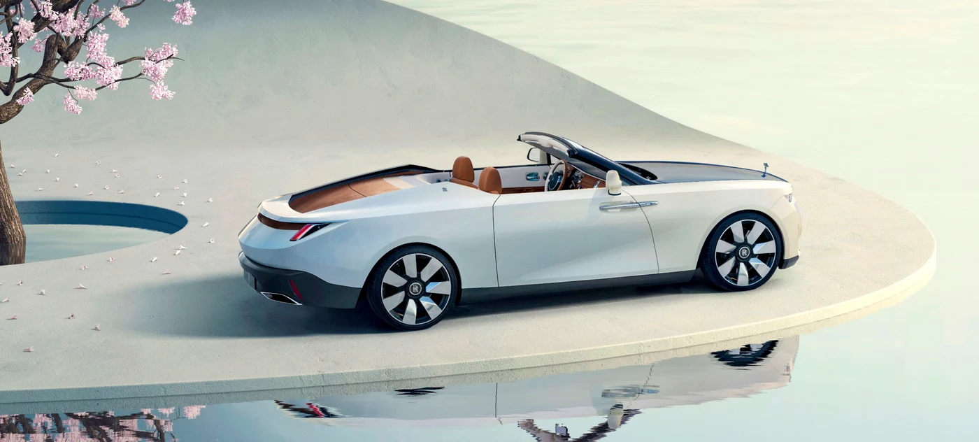Mașina Rolls-Royce Arcadia Droptail de culoare albă cu finisaje din lemn