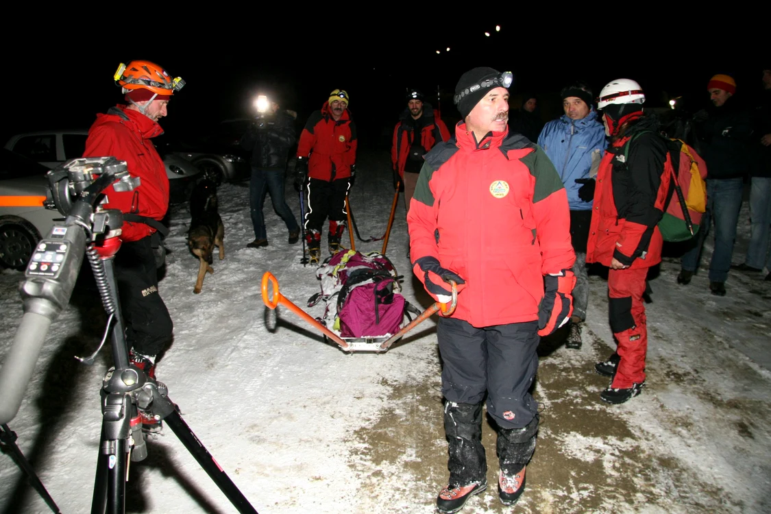 Salvamontiștii au coborât trupul neînsuflețit al alpinistului până la mașina Medicinei Legale