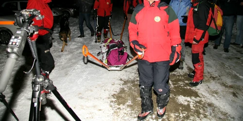 Salvamontiștii au coborât trupul neînsuflețit al alpinistului până la mașina Medicinei Legale