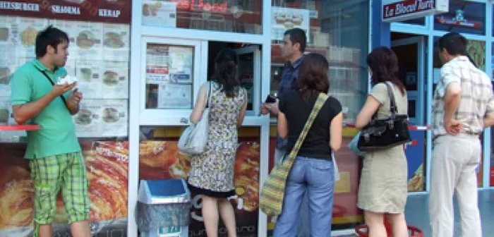 Neamţ: Shaorma şi hamburgerul, regi pe mesele pietrenilor