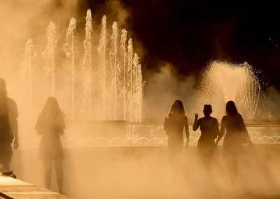 Vreme - canicula- caldura - fantana Bucuresti FOTO Shutterstock