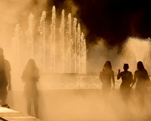 Vreme - canicula- caldura - fantana Bucuresti FOTO Shutterstock