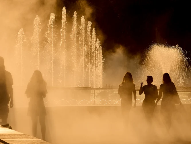 Vreme - canicula- caldura - fantana Bucuresti FOTO Shutterstock