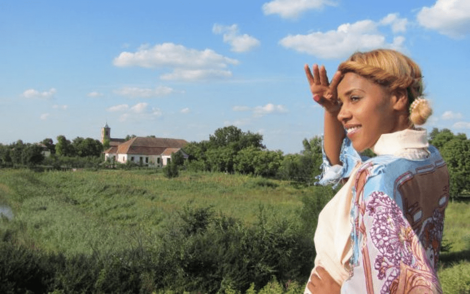 Conacul de la Rudna, un nou loc de concerte în Timiș. Cântăreața Alice Francis dă startul la cântări VIDEO
