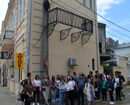 Balconul fără podea și ușă de intrare, vizita de un grup de elevi FOTO: Costel Pătrășcan