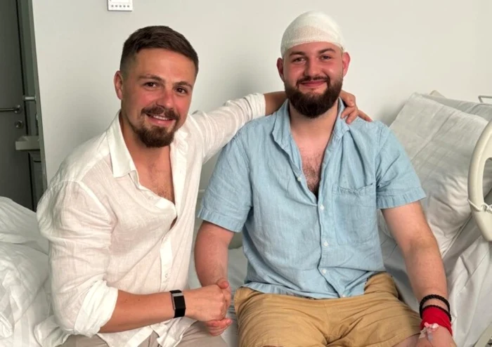 Dr. Iustinian Ioachim Simion şi pacientul şi prietenul său. FOTO: Cluj24