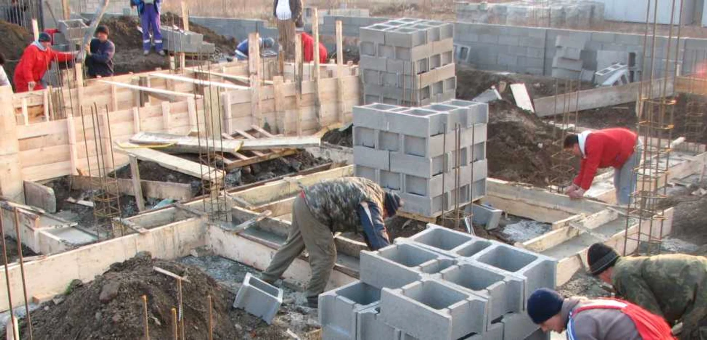 Numeroşi muncitori angajaţi de firmele de construcţii lucrează la negru, fără carte de muncă