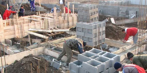 Numeroşi muncitori angajaţi de firmele de construcţii lucrează la negru, fără carte de muncă
