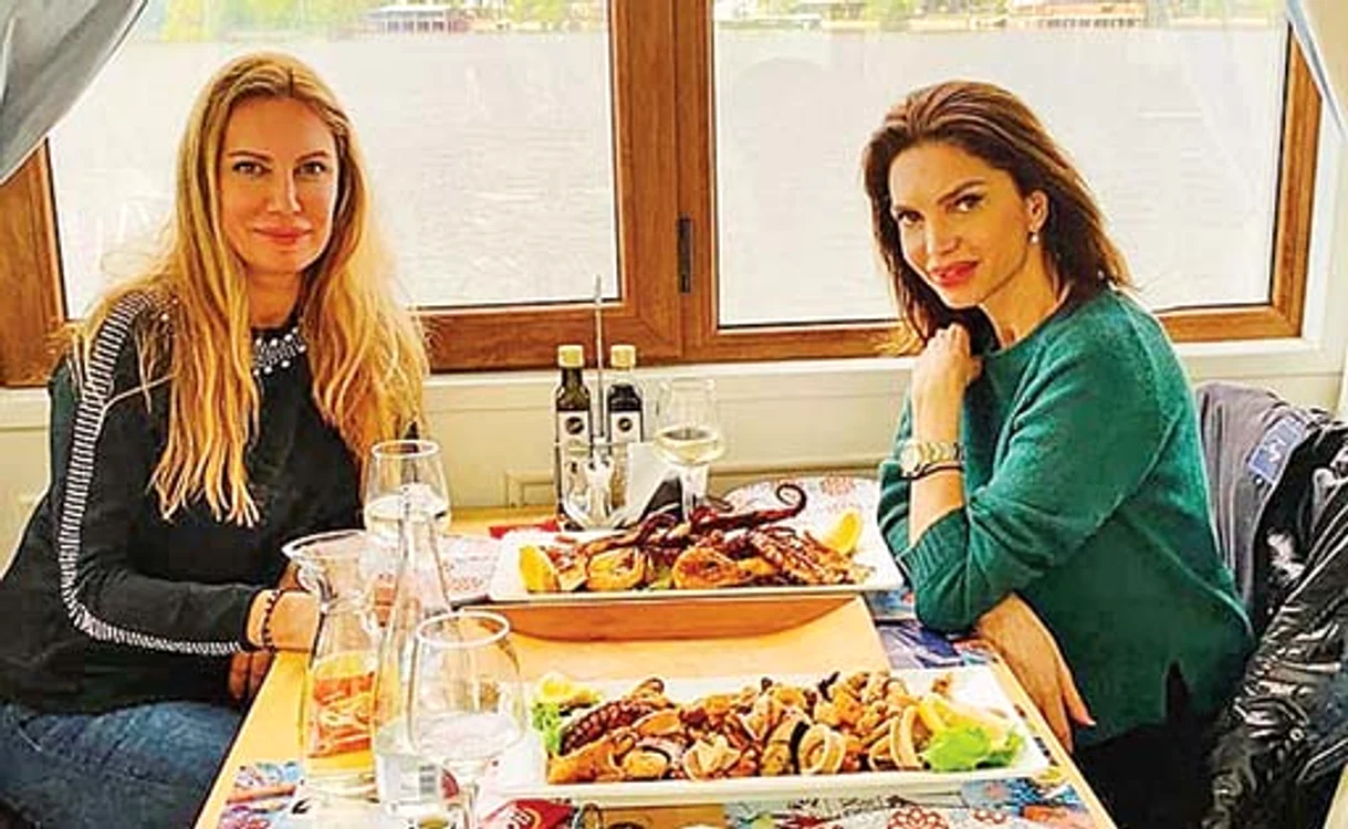 Cristina,  alături de  Narcisa, la  un local din  București