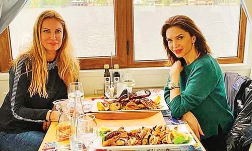 Cristina,  alături de  Narcisa, la  un local din  București jpeg