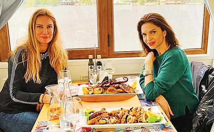 Cristina, alături de Narcisa, la un local din București