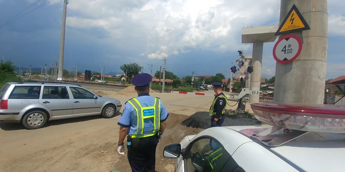 Polițiștii au făcut razie la trecerile de cale feratăFoto: IGPR