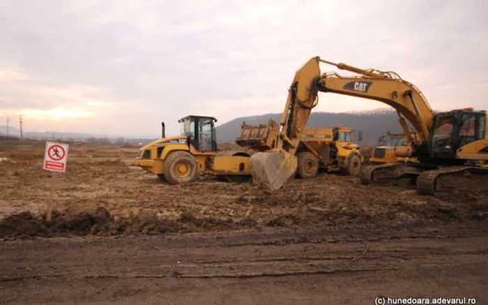 Lăpugiu. Autostrada Lugoj - Deva: lucrări pe loturile trei şi patru în ianuarie 2015. FOTO: Daniel Guţă. ADEVĂRUL