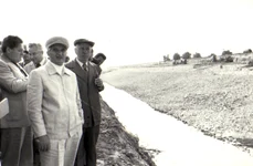 Nicolae Ceaușescu, în vizită pe șantierul Canalului Dunăre-Marea Neagră (© „Fototeca online a comunismului românesc”, cota: 117/1979)