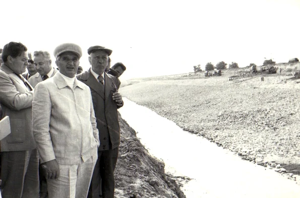 Nicolae Ceaușescu, în vizită pe șantierul Canalului Dunăre-Marea Neagră (© „Fototeca online a comunismului românesc”, cota: 117/1979)