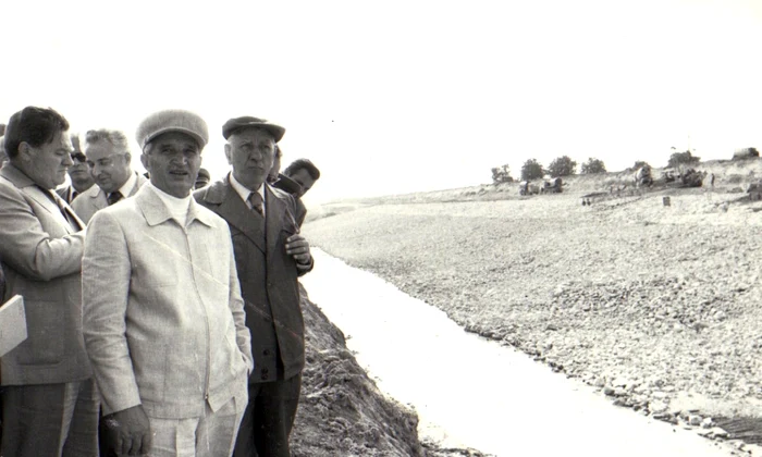 Nicolae Ceaușescu, în vizită pe șantierul Canalului Dunăre-Marea Neagră (© „Fototeca online a comunismului românesc”, cota: 117/1979)