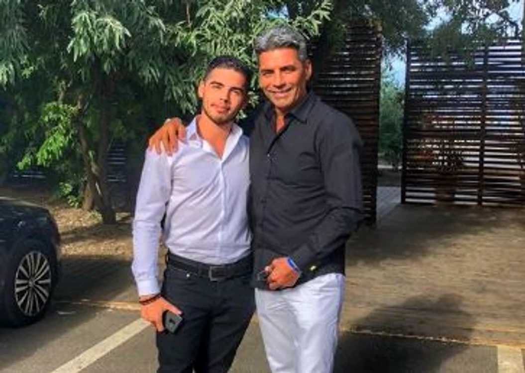 
    Maximilian a fost să aprindă o lumânare la mormântul tatălui săufoto: arhivă personală  