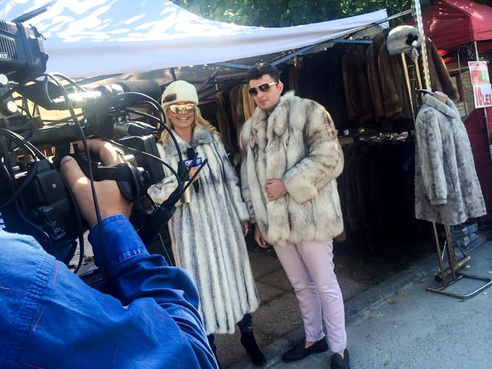 Vica şi Victoraş, glamour, la standul cu blănuriFoto: ProTV