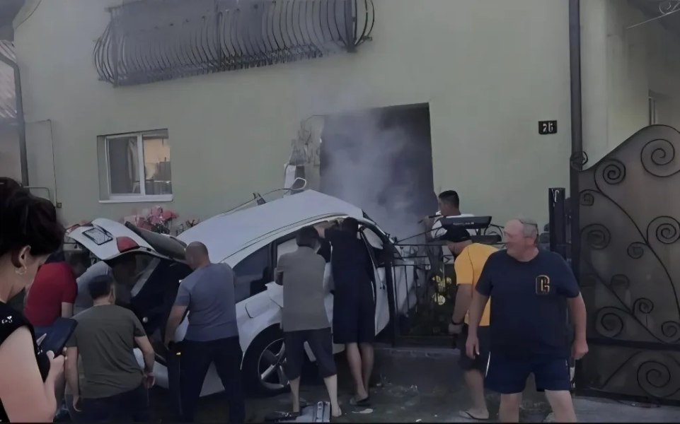 Momentul groaznic în care mașina condusă de un tânăr de 18 ani se izbește de o casă. Șoferul a murit pe loc