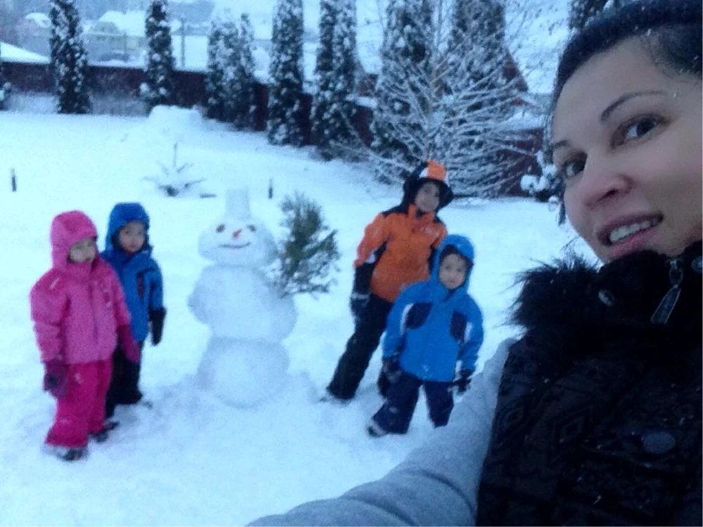 Nicoleta Luciu este cea mai fericită alături de copiii ei care se joacă în zăpadă
