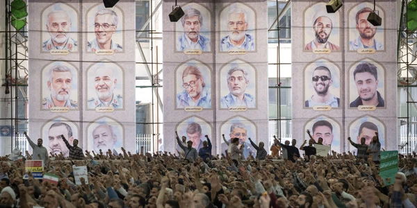 Protest anti Israel  Teheran  pe fundalul potretelor cu iranieni asasinați FOTO Profimedia jpg