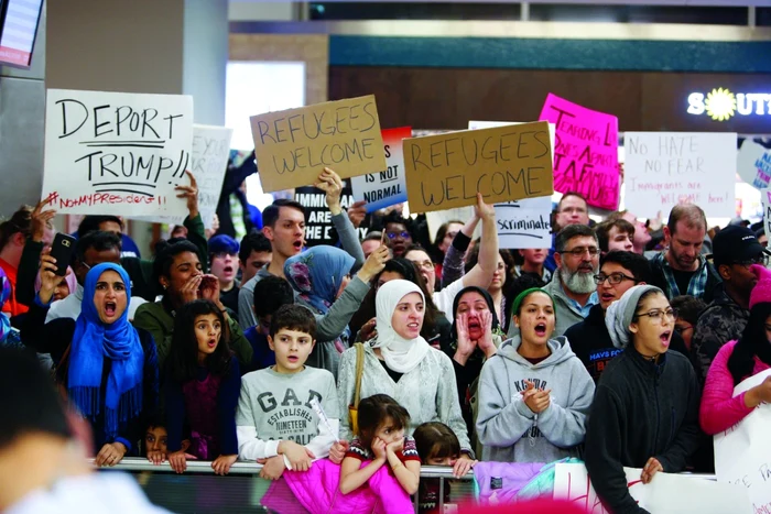 Mii de oameni au protestat în principalele
aeroporturi americane faţă de ordinul anti-imigraţie semnat de preşedintele
Trump FOTO Guliver/ Getty Images