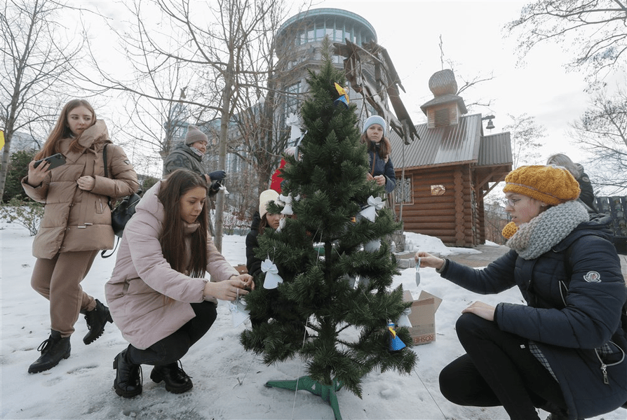 Mulți ucraineni se pregătesc pentru prima dată de celebrarea Crăciunului pe stil nou. Cum s-a produs ruptura de Moscova