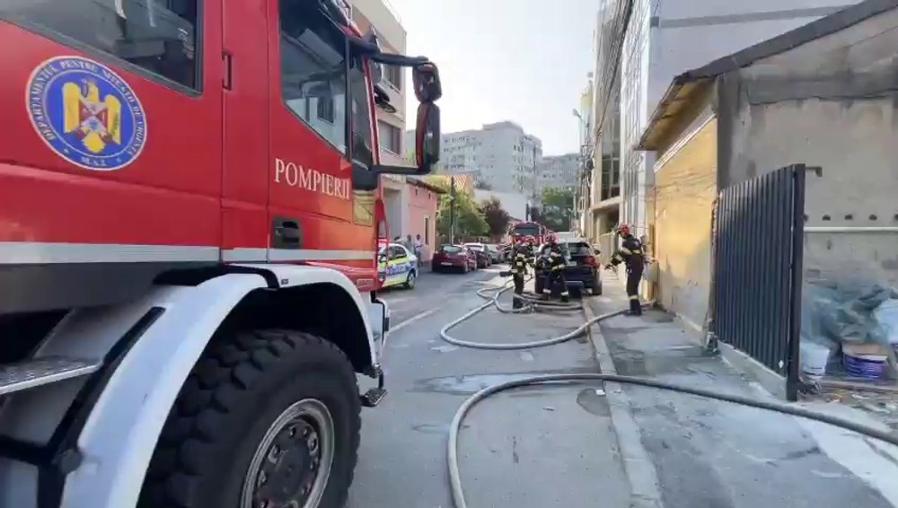 Incendiu în Sectorul 1 al Capitalei. Intervenție de urgență a pompierilor VIDEO