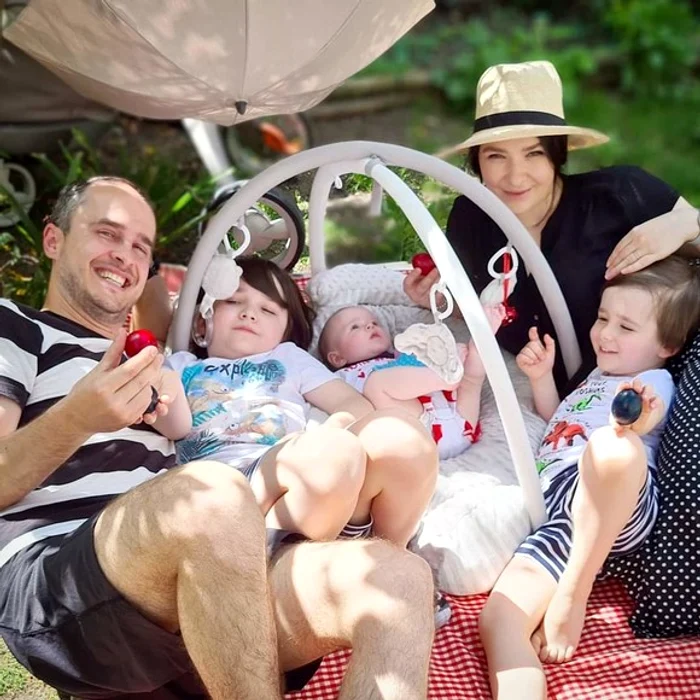 Ștefan Copoț are trei copii și cu greu îi face să stea la poze