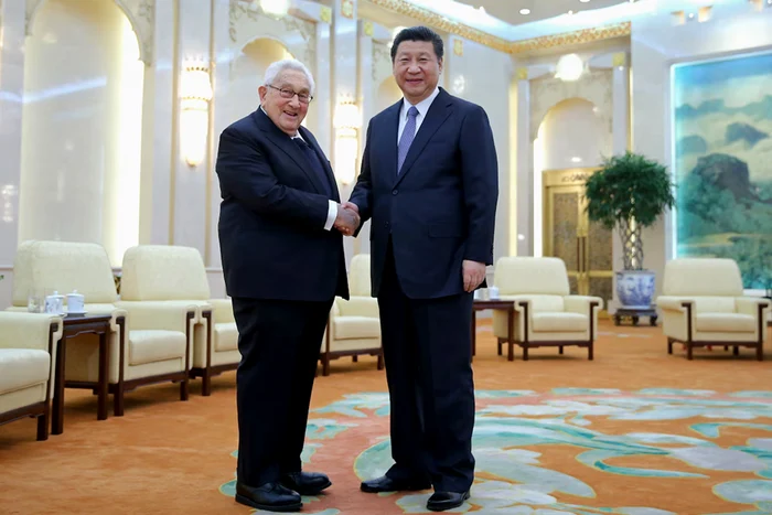 Xi Jinping din China dă mâna cu Kissinger la Beijing în 2015 FOTO www.washingtonpost.com
