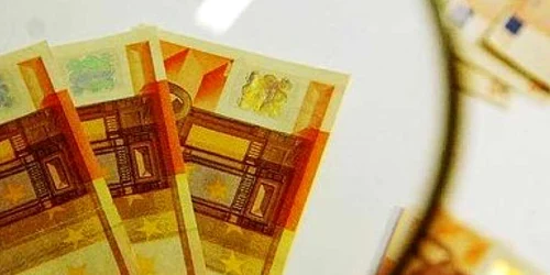 Femeia a plătit cu euro falşi