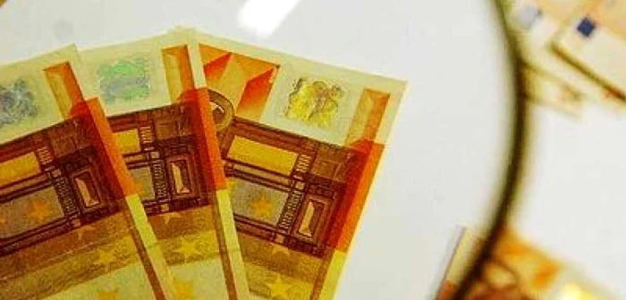 Femeia a plătit cu euro falşi