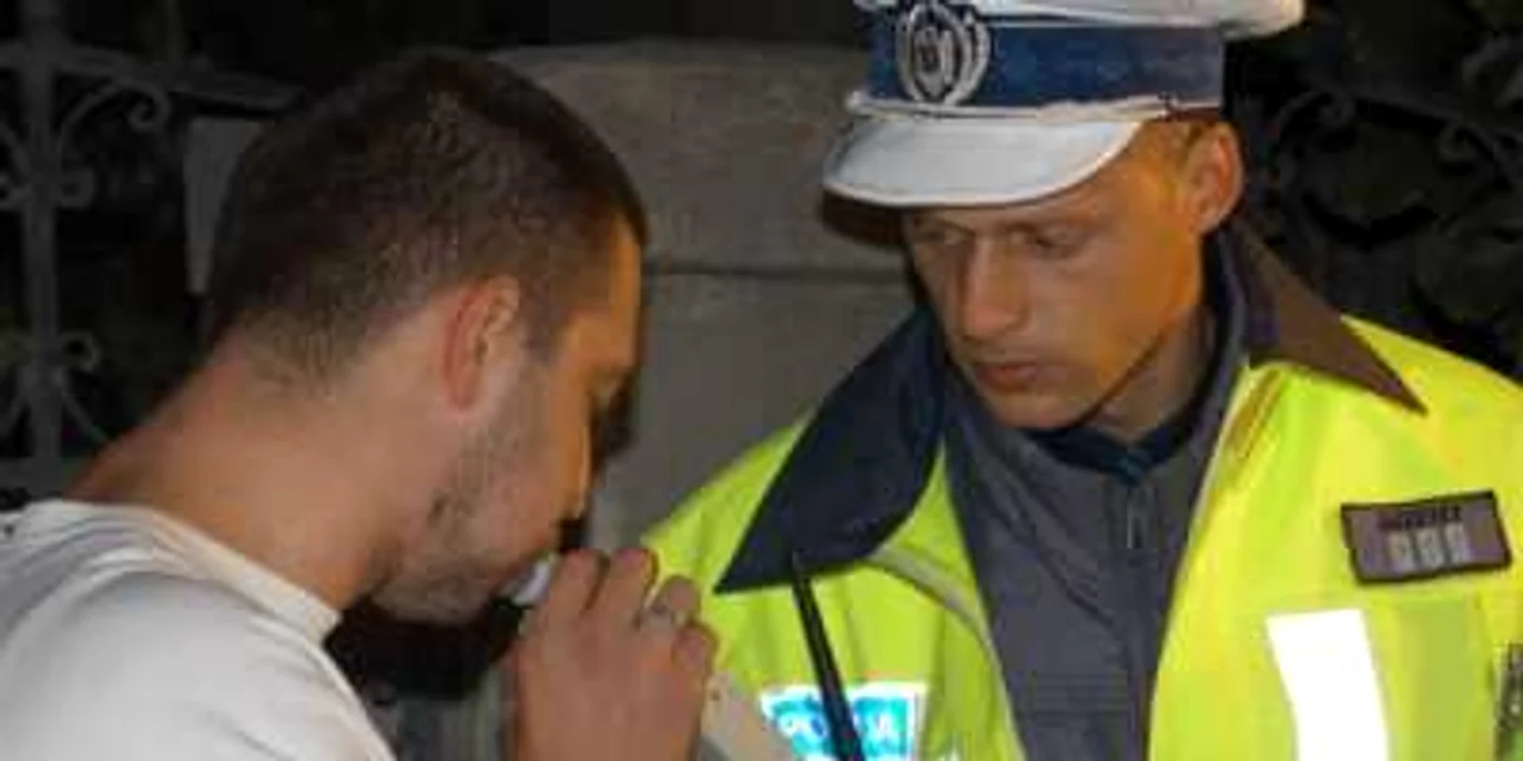 Şoferul a fost testat cu aparatul etilotest (foto arhivă)