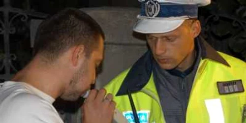 Şoferul a fost testat cu aparatul etilotest (foto arhivă)