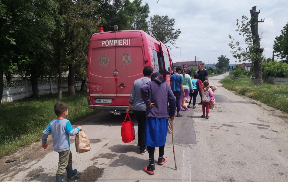 Zeci de persoane din mai multe sate din județul Dolj, evacuate din cauza inundațiilor